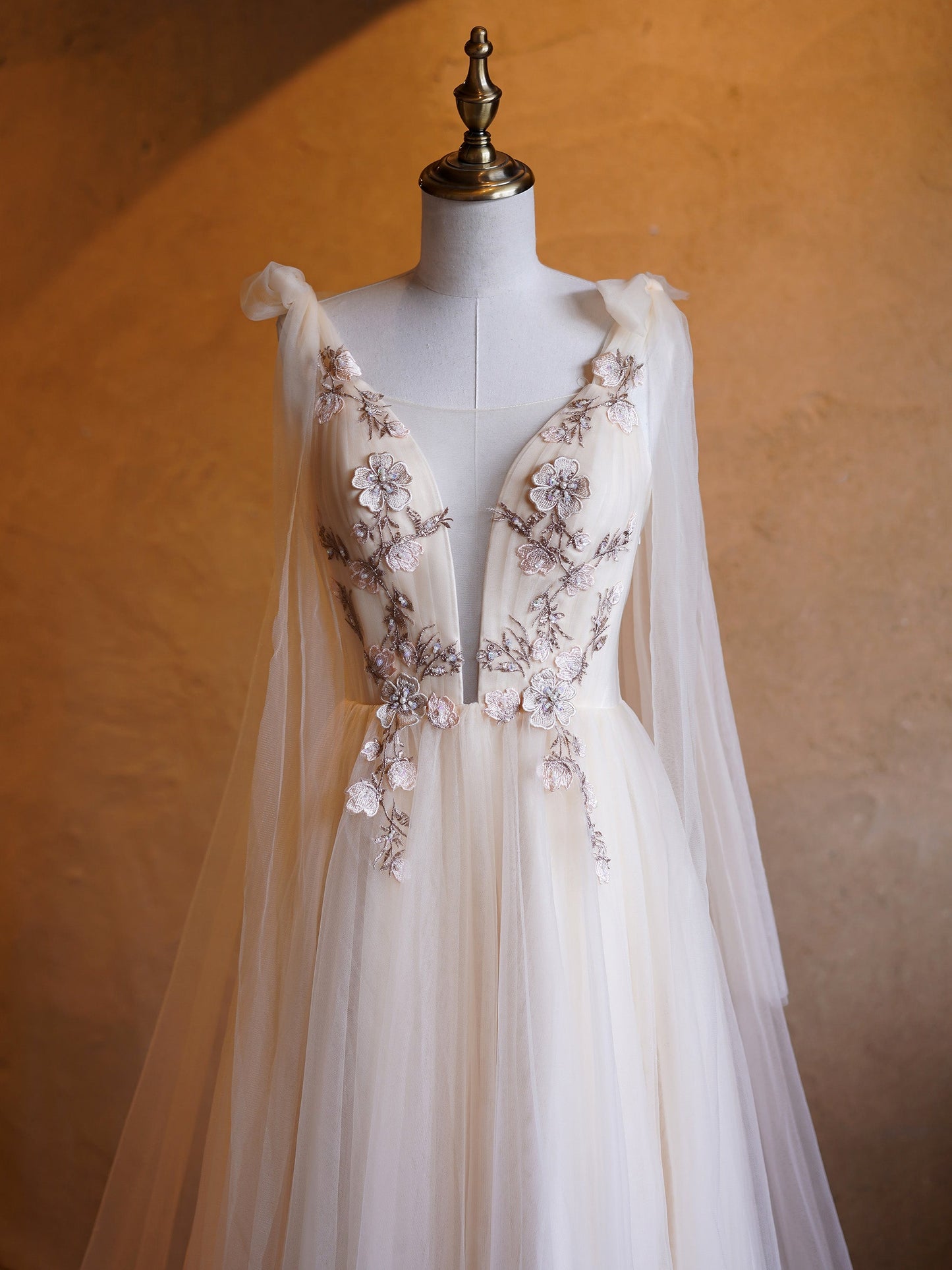 Roycebridal A-Linie Tüll Stickerei Tiefem V-Ausschnitt Bodenlang Ballkleider
