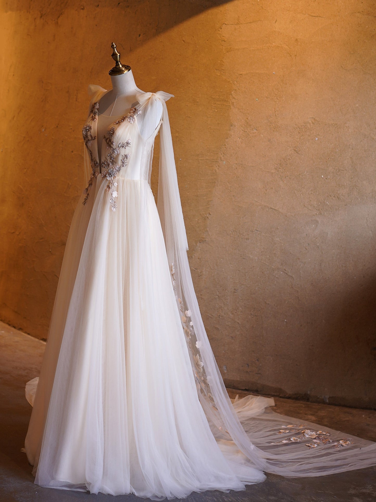 Roycebridal A-Linie Tüll Stickerei Tiefem V-Ausschnitt Bodenlang Ballkleider