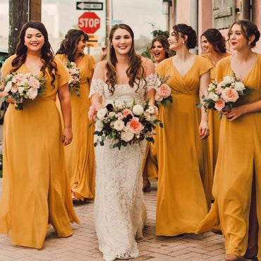 Robes de demoiselle d'honneur jaune moutarde à col en V et manches courtes