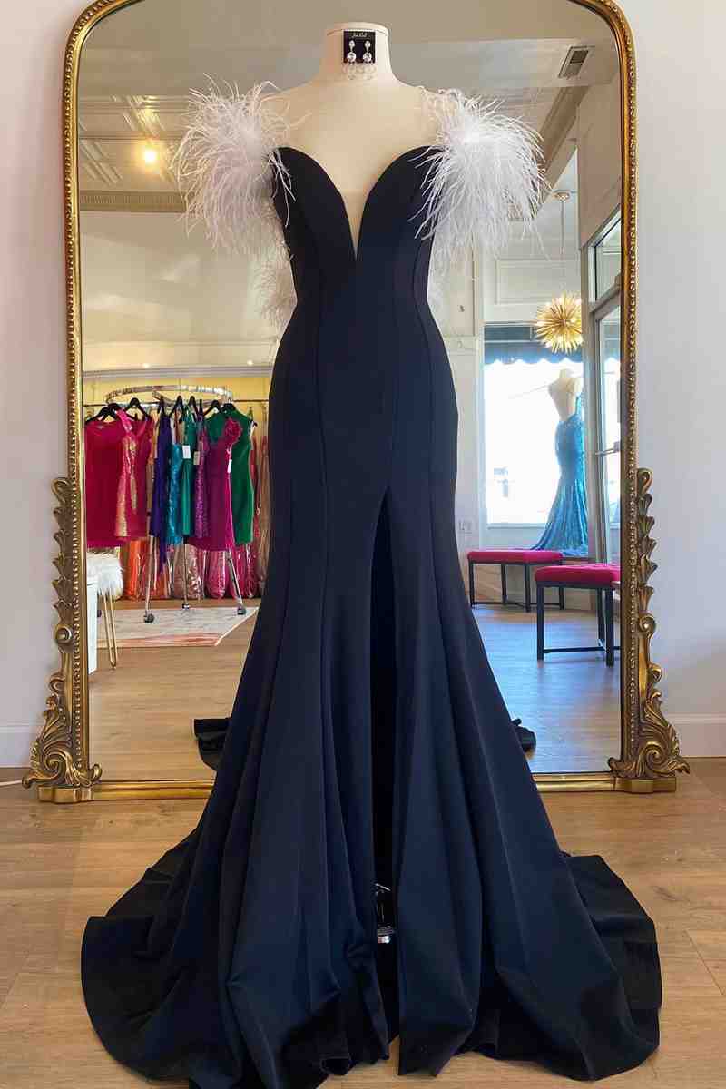 Roycebridal Sophia | Langes schwarzes Ballkleid mit hohem Schlitz und weißer Feder