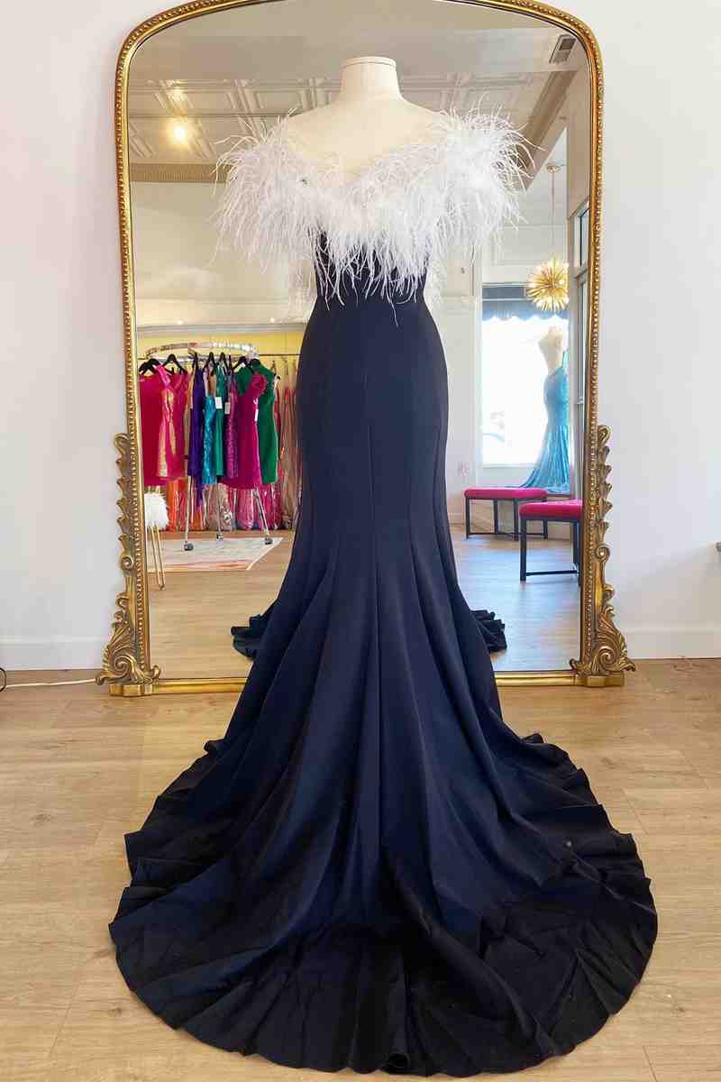 Roycebridal Sophia | Langes schwarzes Ballkleid mit hohem Schlitz und weißer Feder