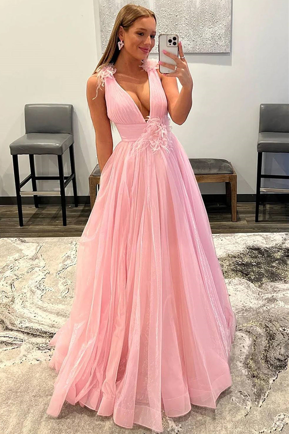 Rückenfreies, langes, formelles Kleid aus Tüll mit tiefem V-Ausschnitt und Federn in Rosa