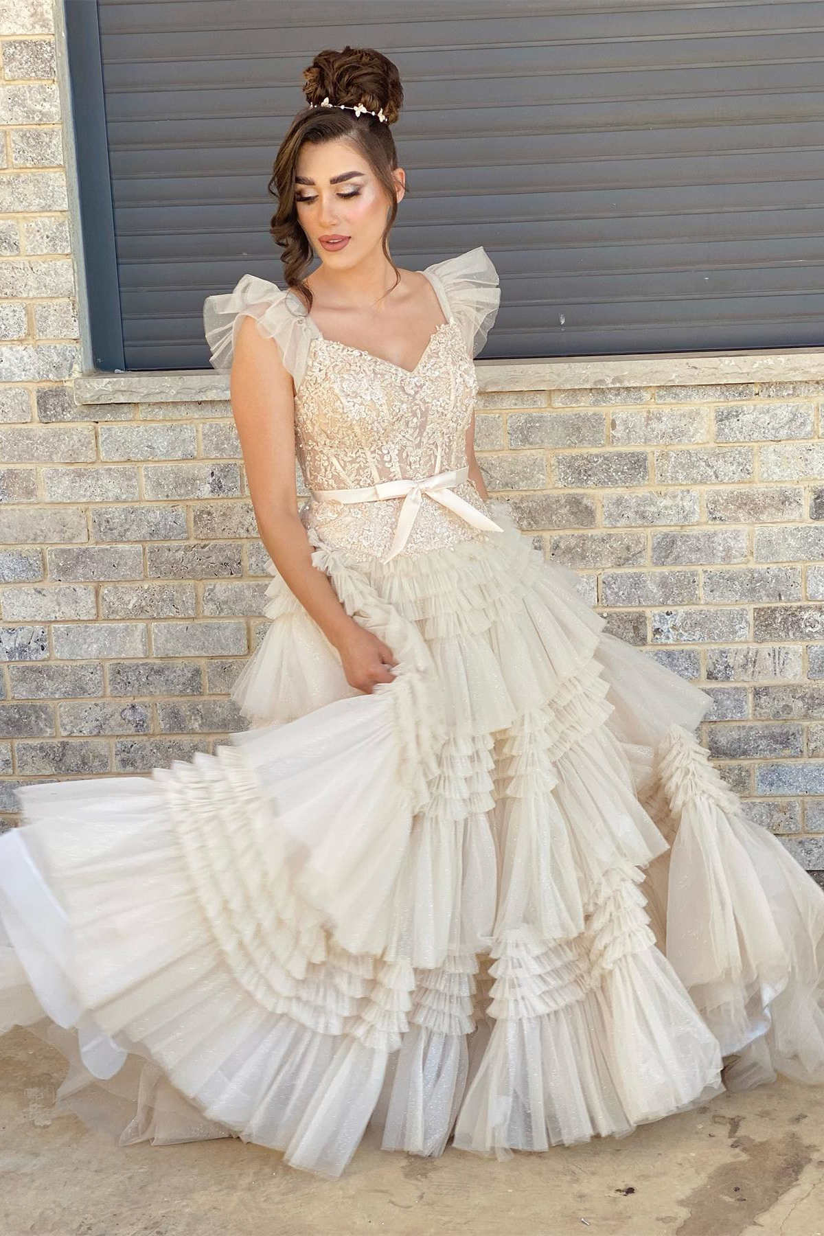 Roycebridal Whitney | Elfenbeinfarbenes Ballkleid aus Tüll mit V-Ausschnitt, Applikationen und weiten Ärmeln