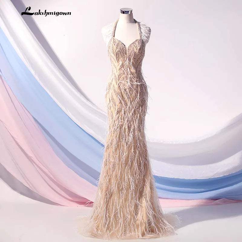Roycebridal Lakshmigown Couture Neckholder-Abendkleid mit Federn, lang, hautfarben, Kristalle, Perlen, rückenfrei, formelles Abendkleid, Robe de Soiree