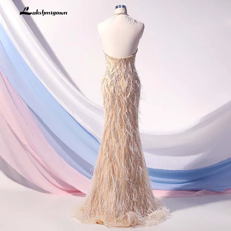 Roycebridal Lakshmigown Couture Neckholder-Abendkleid mit Federn, lang, hautfarben, Kristalle, Perlen, rückenfrei, formelles Abendkleid, Robe de Soiree
