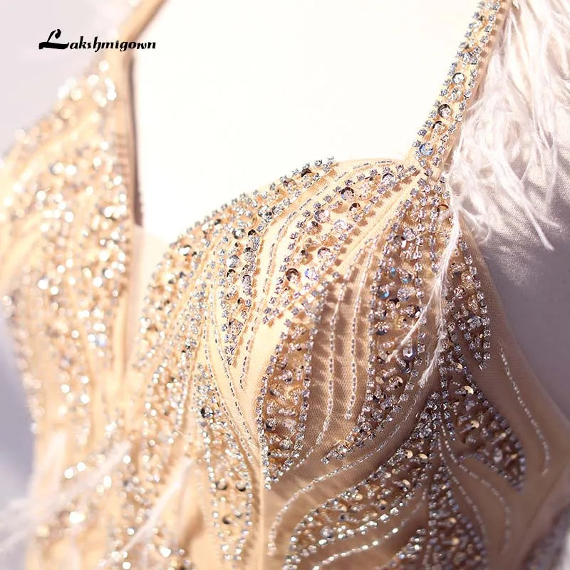 Roycebridal Lakshmigown Couture Neckholder-Abendkleid mit Federn, lang, hautfarben, Kristalle, Perlen, rückenfrei, formelles Abendkleid, Robe de Soiree