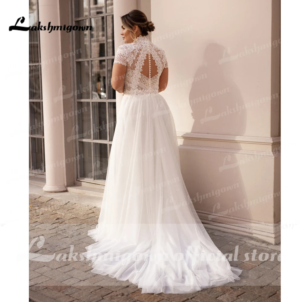 Robes de mariée trapèze à col montant et manches courtes, avec appliques en tulle et boutons recouverts de perles, Roycebridal