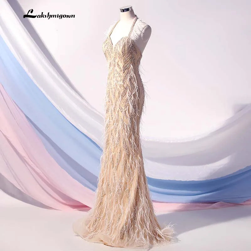 Roycebridal Lakshmigown Couture Neckholder-Abendkleid mit Federn, lang, hautfarben, Kristalle, Perlen, rückenfrei, formelles Abendkleid, Robe de Soiree