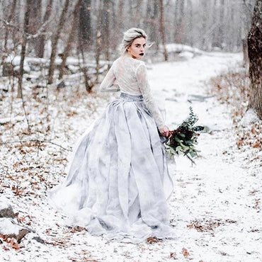Robe de mariée noire gothique à col en V et manches longues en dentelle