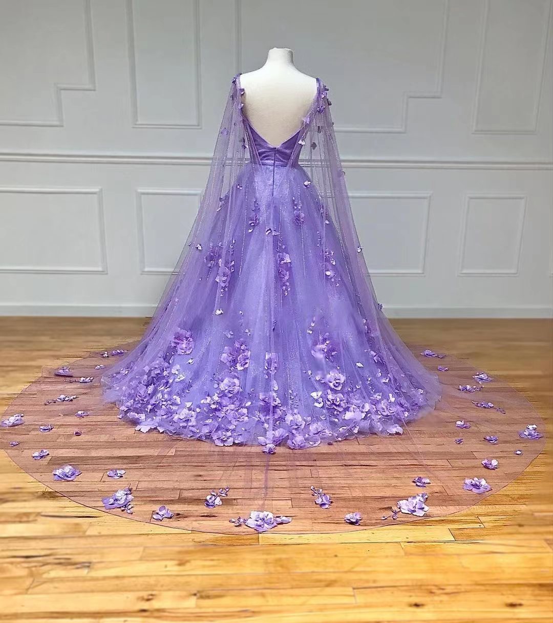 Roycebridal – A-Linien-Ballkleid mit 3D-Blumenspitze und Cape-Ärmeln, Lavendel