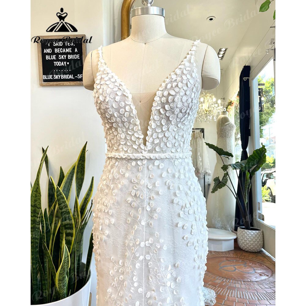 Robe de mariée sirène en dentelle style bohème, décolleté plongeant en V profond, bretelles spaghetti, sur mesure, modèle 2025