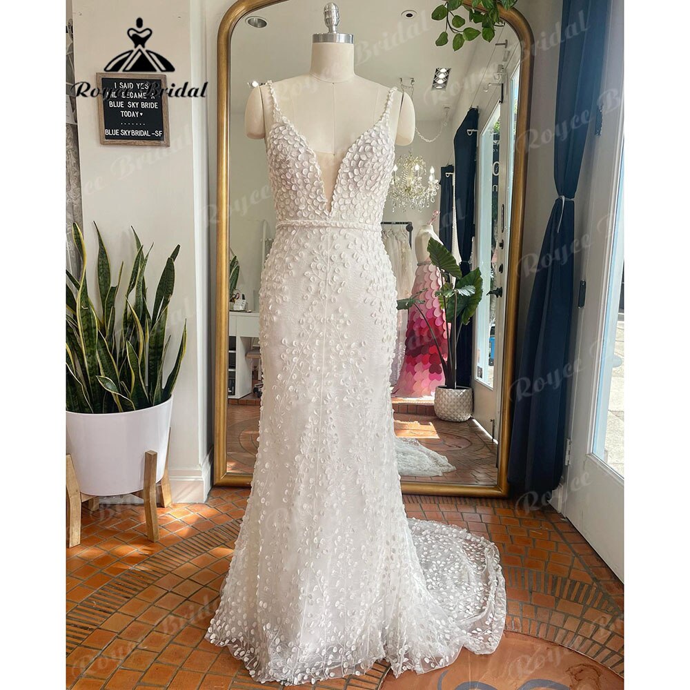 Robe de mariée sirène en dentelle style bohème, décolleté plongeant en V profond, bretelles spaghetti, sur mesure, modèle 2025