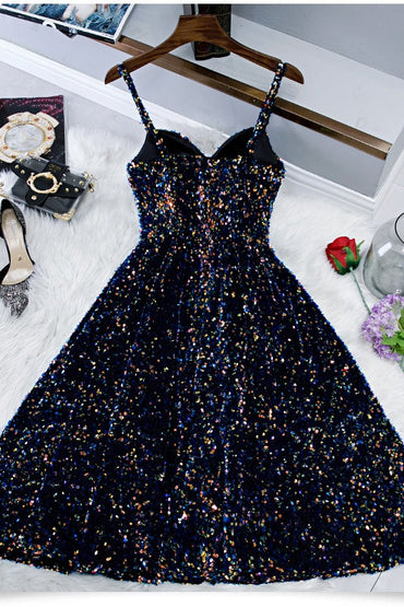 Robe de bal courte et moulante à bretelles spaghetti pailletées de Roycebridal