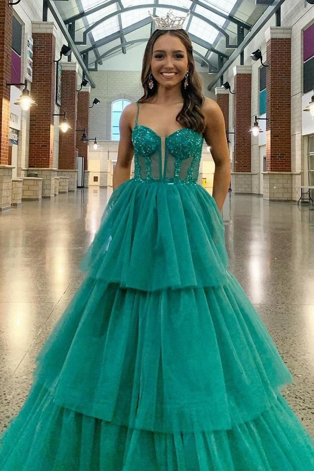 Langes Ballkleid mit gestuftem Rüschenkorsett und Paillettenstickerei