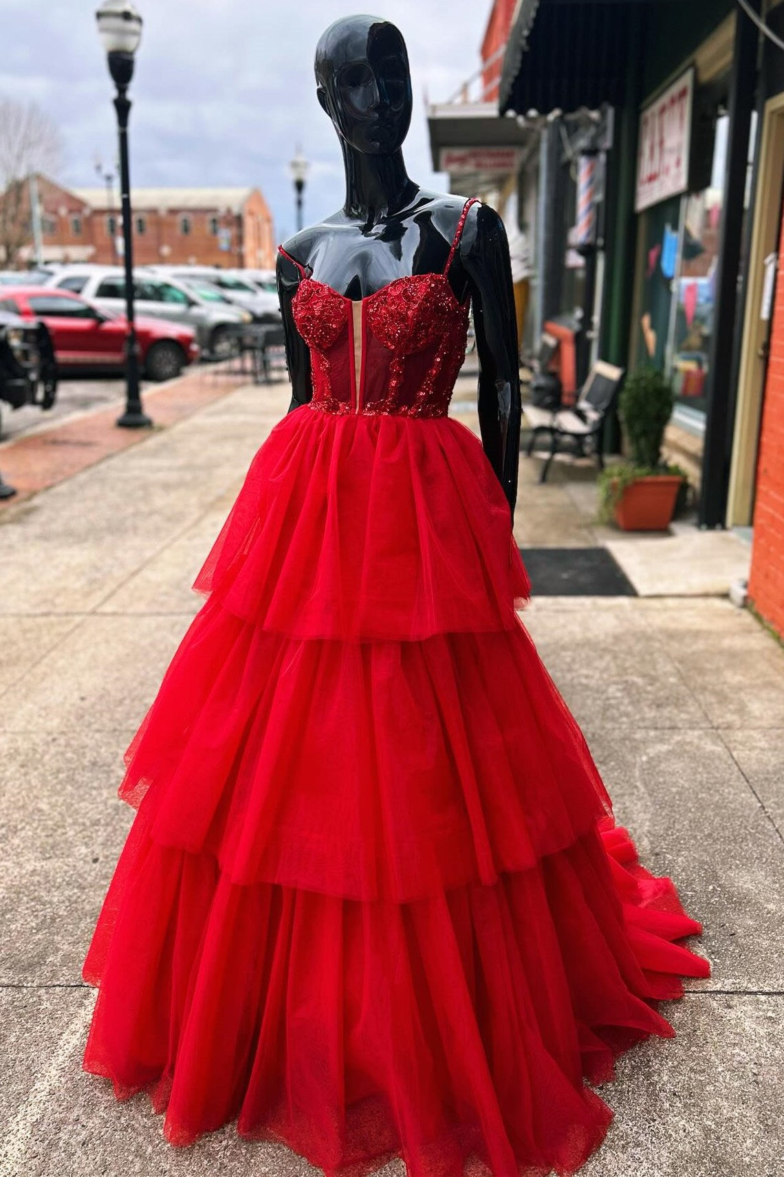 Langes Ballkleid mit gestuftem Rüschenkorsett und Paillettenstickerei