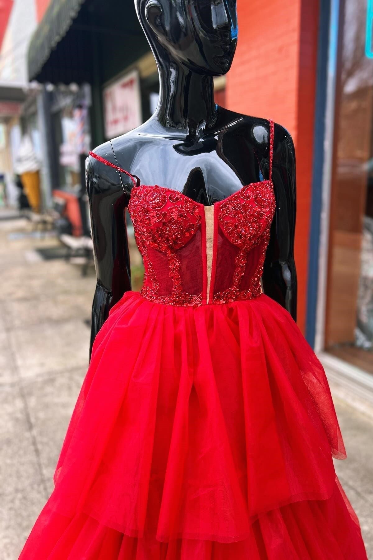Langes Ballkleid mit gestuftem Rüschenkorsett und Paillettenstickerei