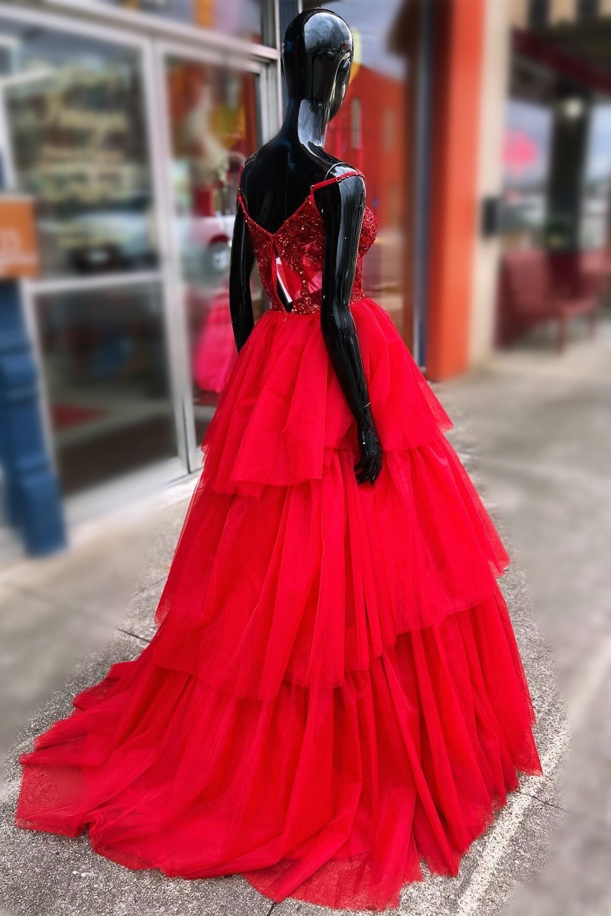 Langes Ballkleid mit gestuftem Rüschenkorsett und Paillettenstickerei