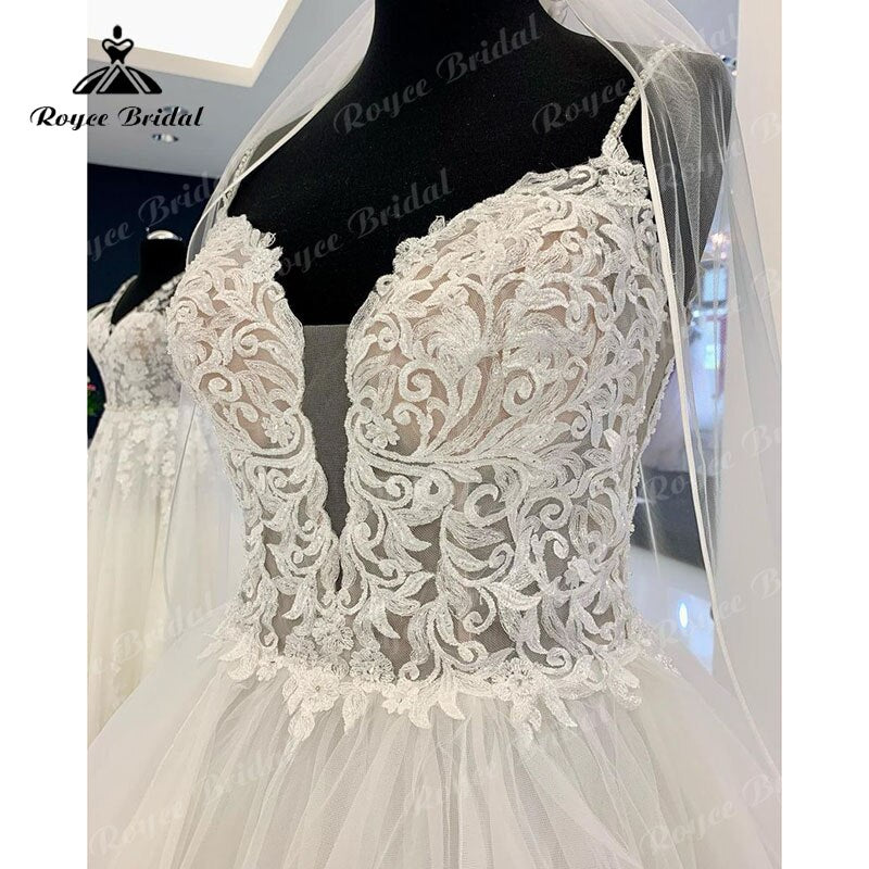 Roycebridal Prinzessin A-Linie Spaghettiträger Brautkleid Tiefer V-Ausschnitt Spitzenmieder Boho Strand Perlenstickereien Hochzeitspartykleider Robe De Mariée