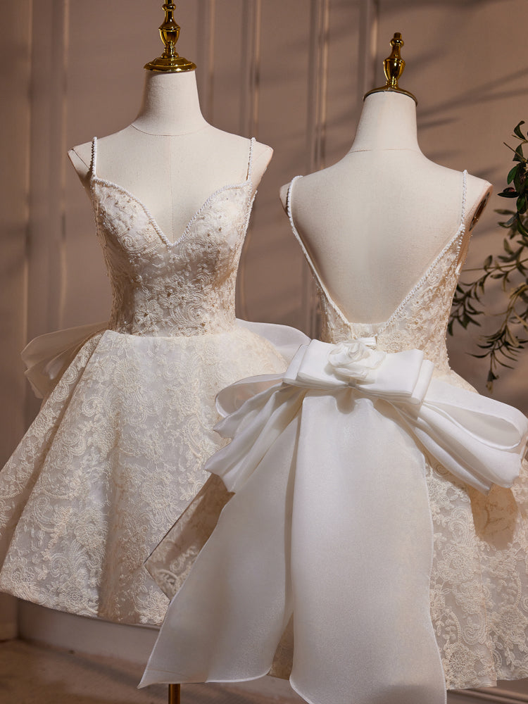 Robe de soirée courte en dentelle imprimée, bretelles spaghetti, col en V, nœud papillon et perles