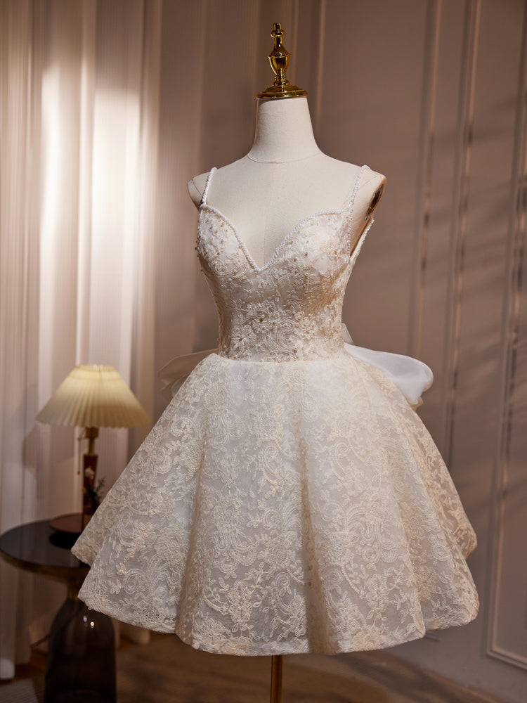 Robe de soirée courte en dentelle imprimée, bretelles spaghetti, col en V, nœud papillon et perles
