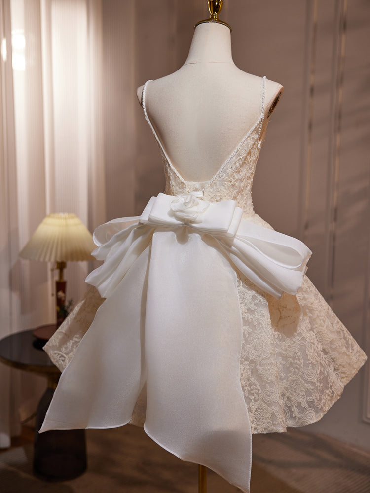 Robe de soirée courte en dentelle imprimée, bretelles spaghetti, col en V, nœud papillon et perles