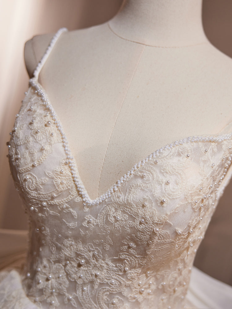 Robe de soirée courte en dentelle imprimée, bretelles spaghetti, col en V, nœud papillon et perles