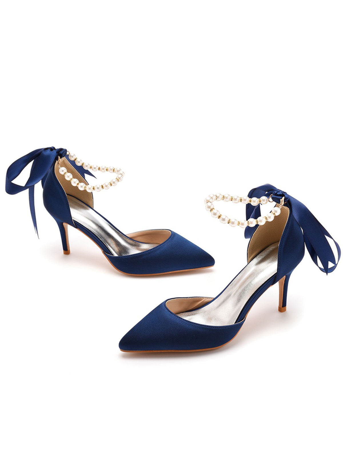 Talons hauts en satin à bout pointu et bride à la cheville avec ruban de perles