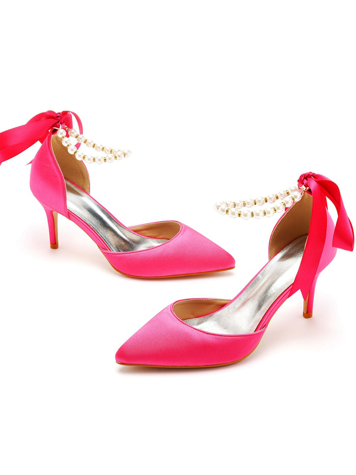 Talons hauts en satin à bout pointu et bride à la cheville avec ruban de perles