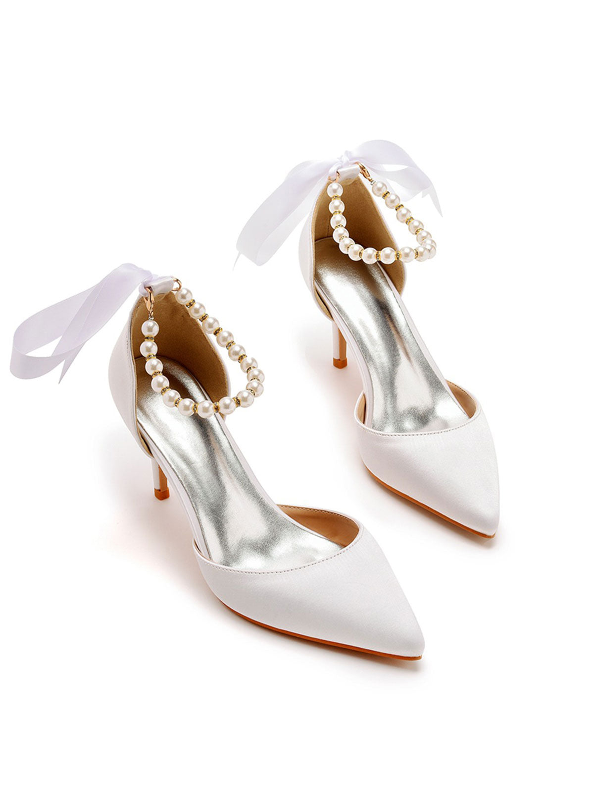 Talons hauts en satin à bout pointu et bride à la cheville avec ruban de perles