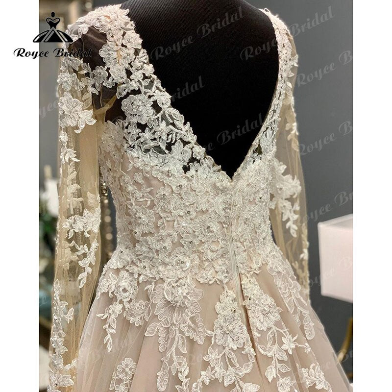 Robe de mariée vintage Roycebridal à manches longues en dentelle et perles, col en V, dos nu, sur mesure, style bohème