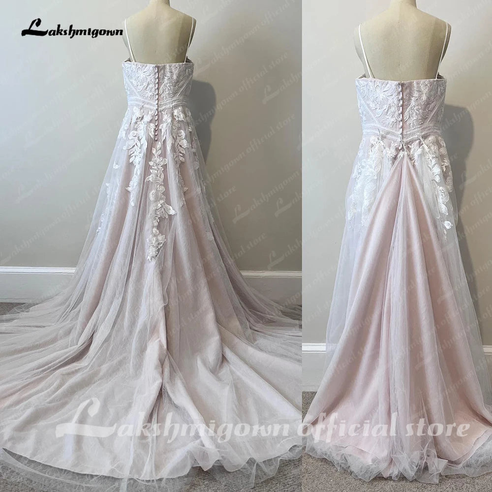 Robe de mariée rose blush Roycebridal en dentelle appliquée, tulle, coupe trapèze, dos nu, col en V, 2025