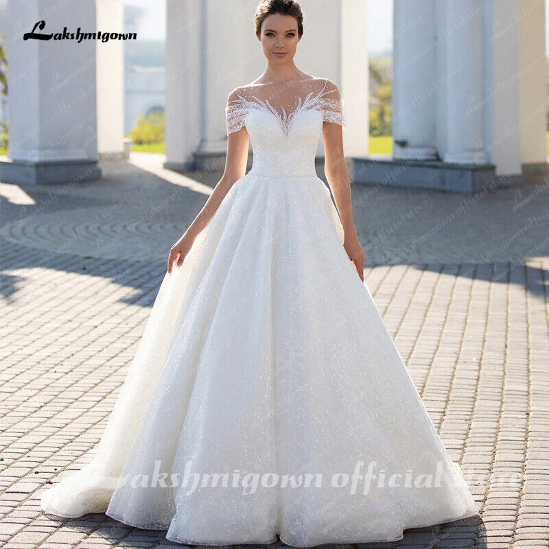 Roycebridal Funkelndes schulterfreies Brautkleid, elegantes A-Linien-Brautkleid aus Glitzerspitze mit Illusionsfalten und kurzen Ärmeln