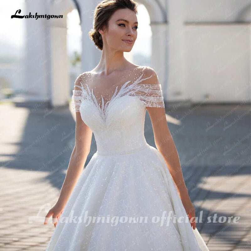 Roycebridal Funkelndes schulterfreies Brautkleid, elegantes A-Linien-Brautkleid aus Glitzerspitze mit Illusionsfalten und kurzen Ärmeln
