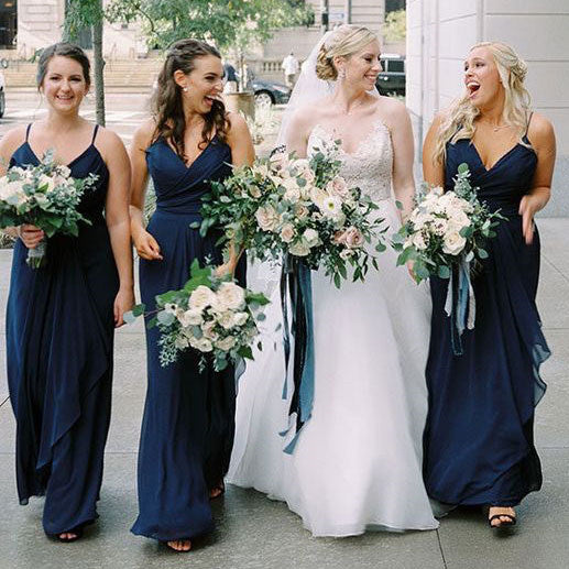Robe de demoiselle d'honneur simple en mousseline bleu marine à bretelles spaghetti Roycebridal