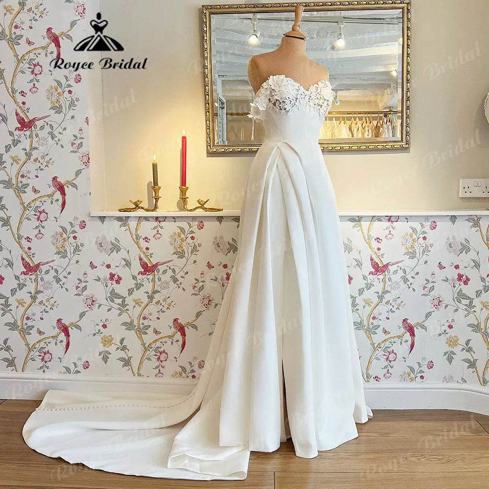 Robe de mariée classique en satin doux à col en cœur et dentelle florale avec mancherons