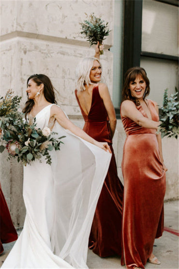 Robe de demoiselle d'honneur longue en velours style sirène Roycebridal, décolleté en V profond, sans manches