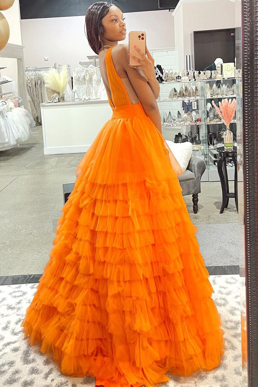 Robe de bal longue en tulle orange à col en V et coupe trapèze de Roycebridal Reese