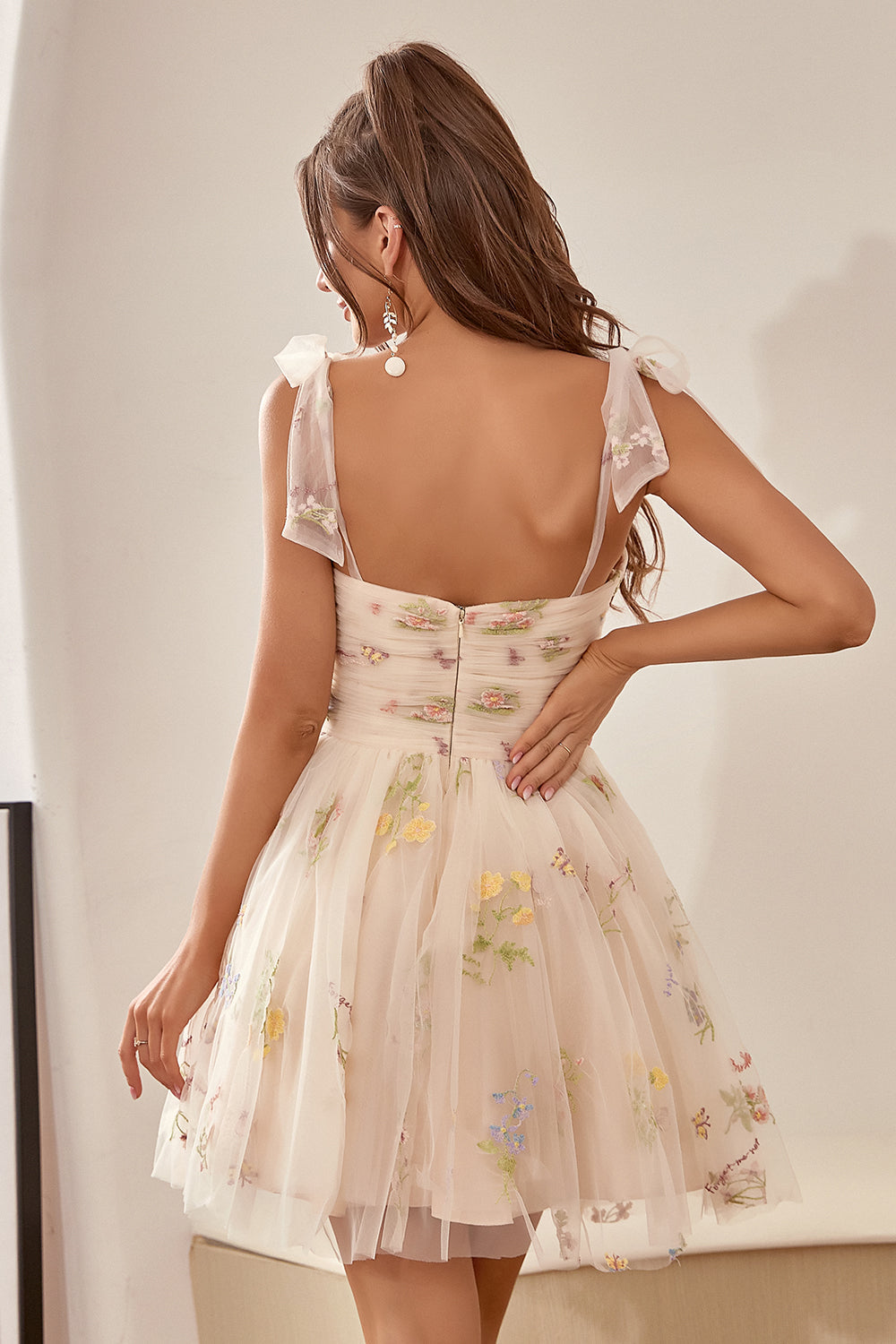 Jolie robe de soirée verte à bretelles spaghetti et broderies