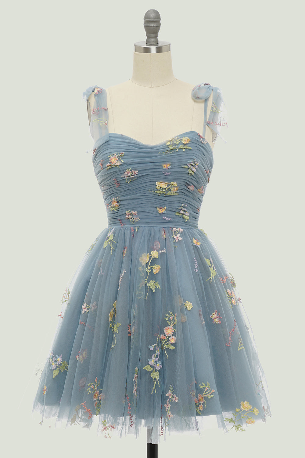 Jolie robe de soirée verte à bretelles spaghetti et broderies