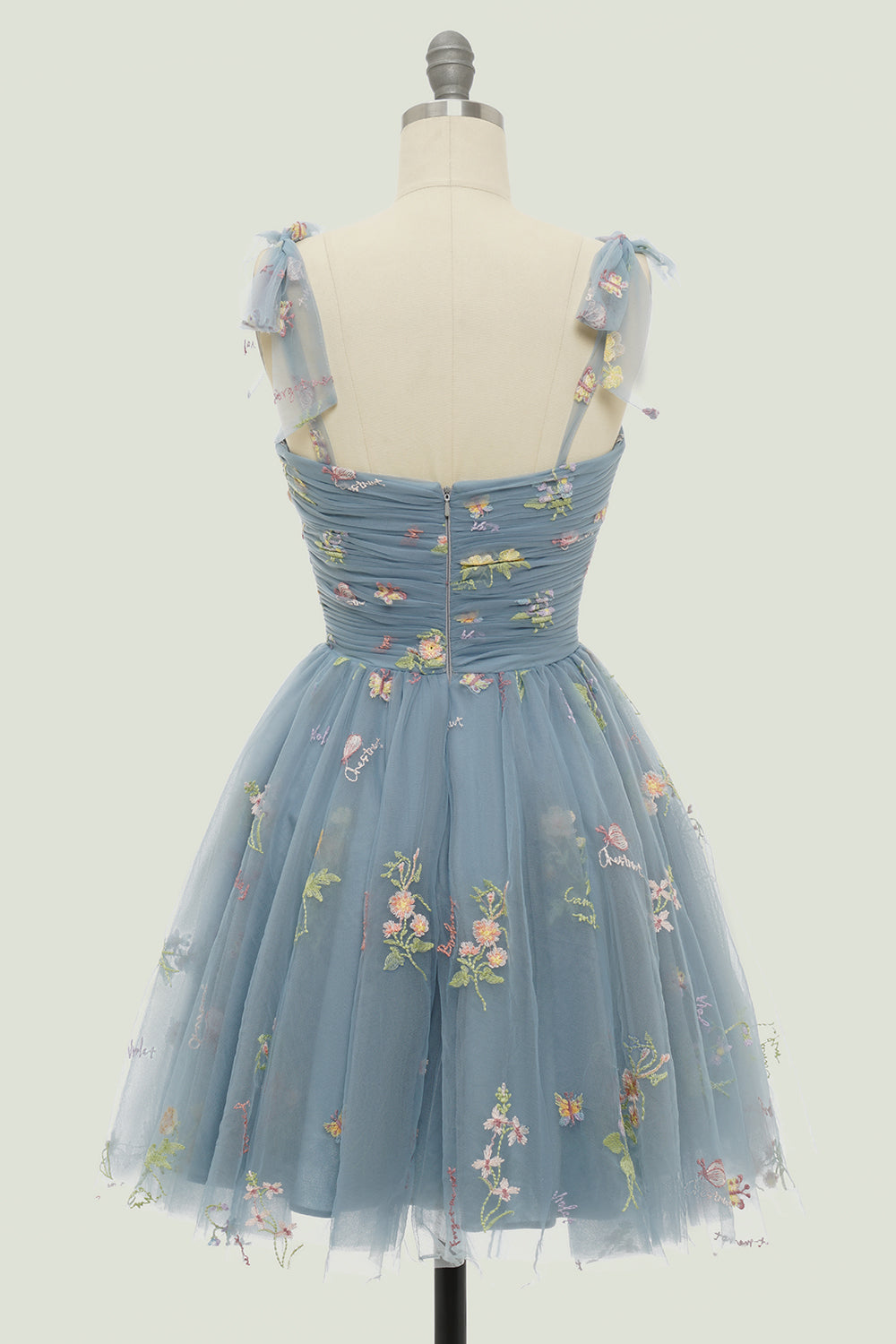 Jolie robe de soirée verte à bretelles spaghetti et broderies
