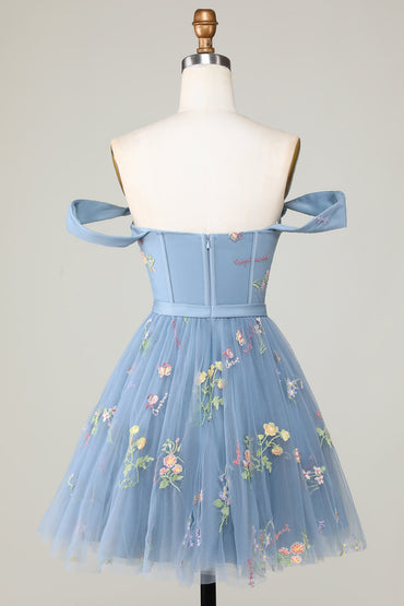 Süßes graublaues A-Linien-Kurzkleid mit Herzausschnitt und Stickerei