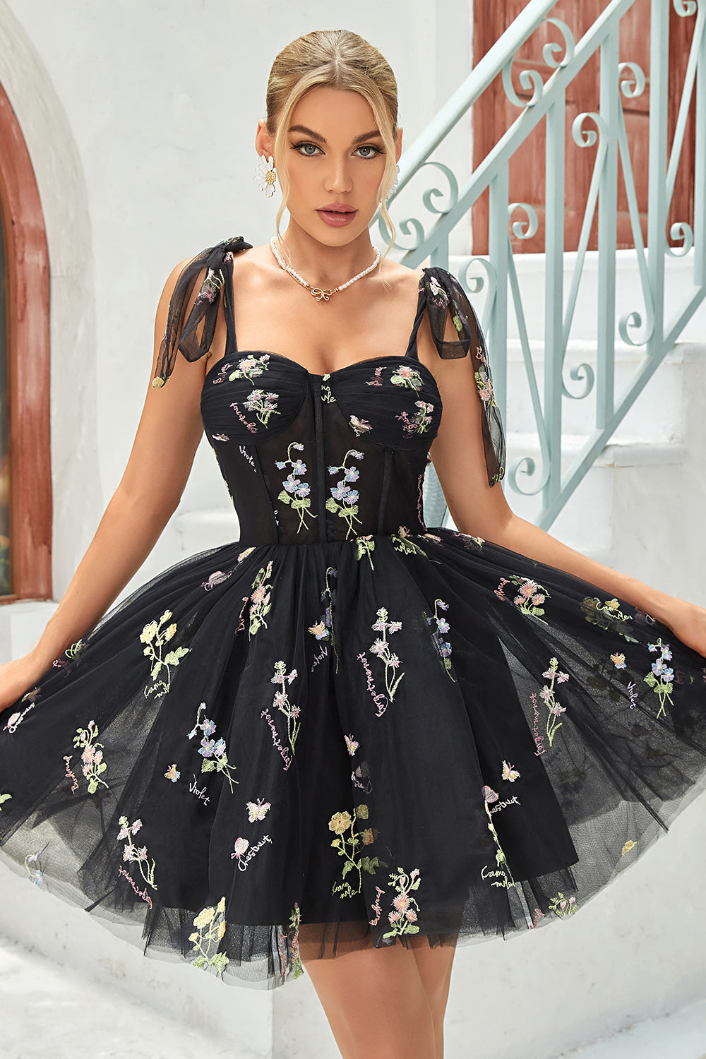 Robe de soirée courte noire à bretelles spaghetti et coupe trapèze avec appliqués
