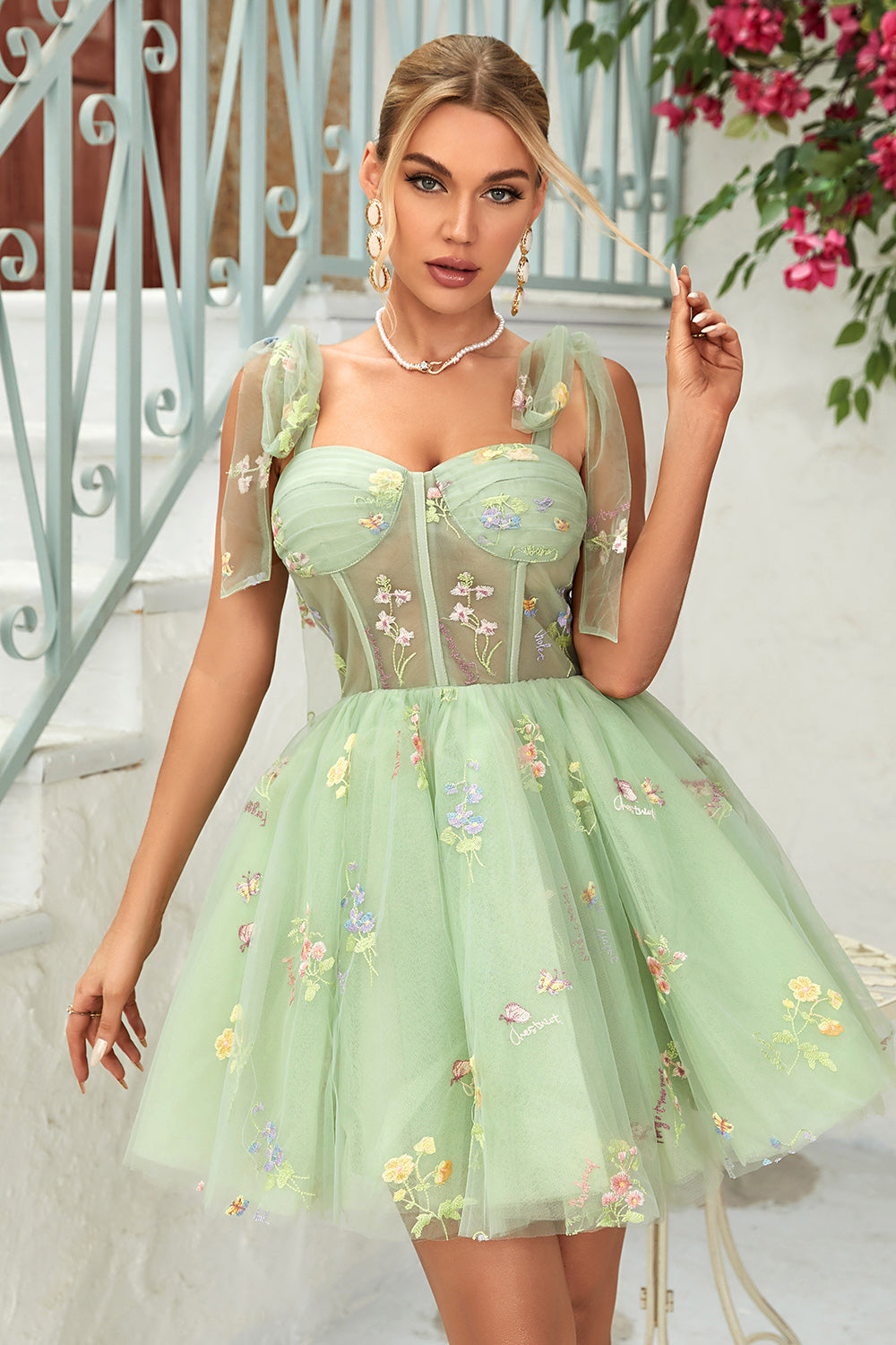 Robe de soirée courte noire à bretelles spaghetti et coupe trapèze avec appliqués