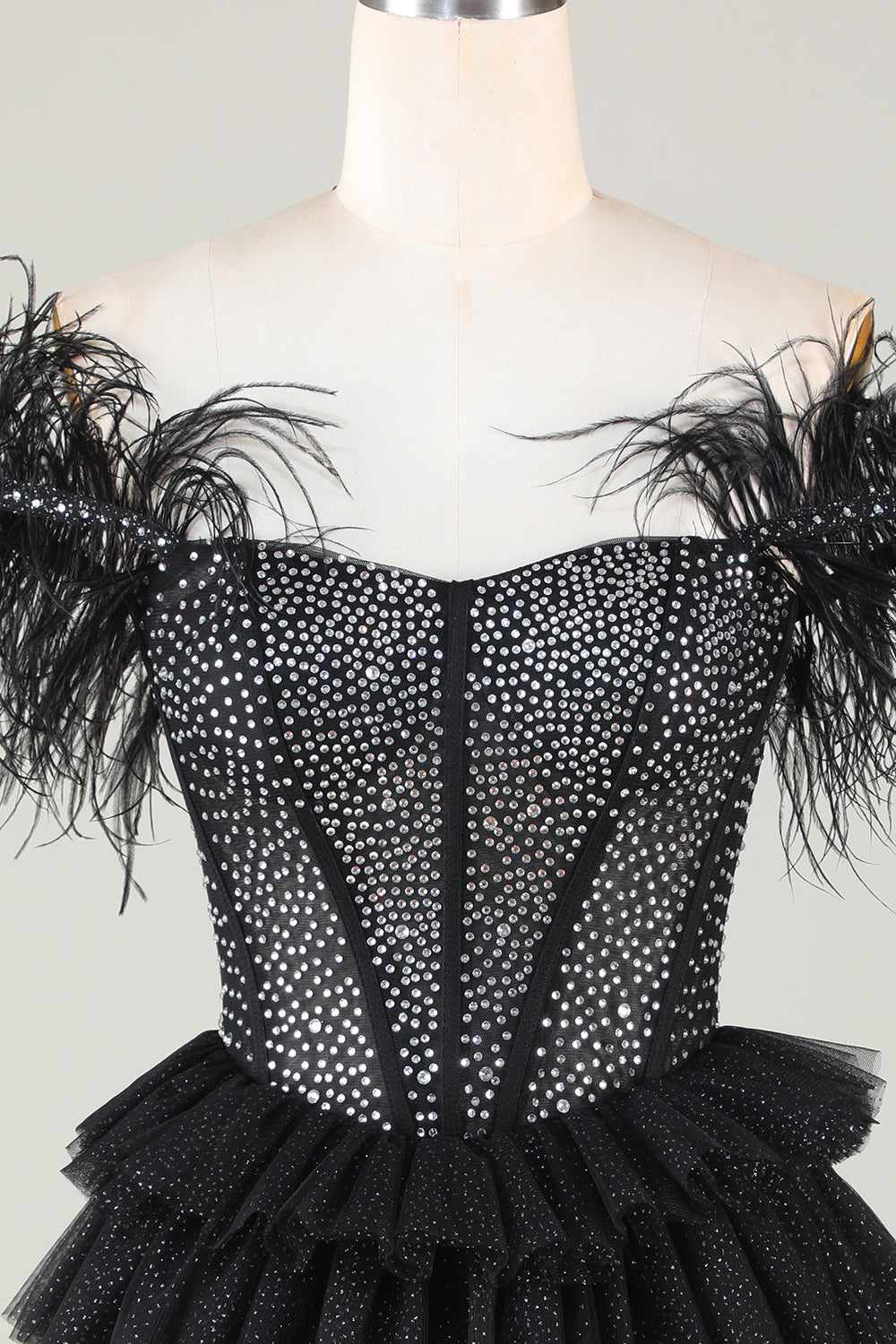 Glitzerndes schwarzes kurzes A-Linien-Homecoming-Kleid mit Perlenkorsett und Federn