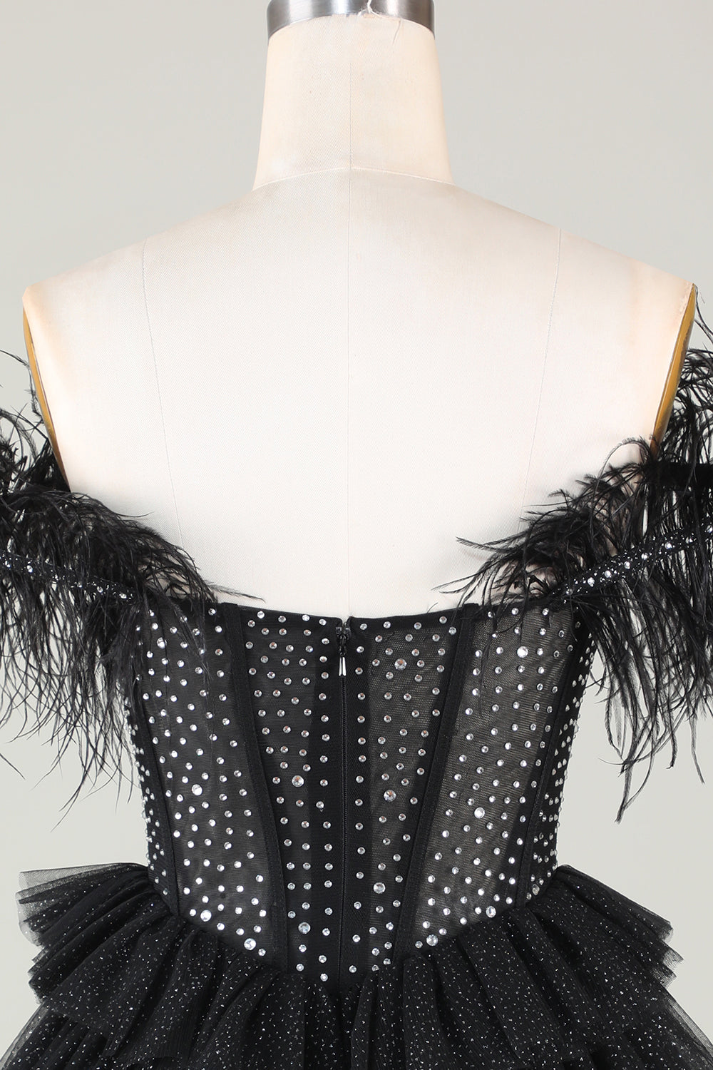 Glitzerndes schwarzes kurzes A-Linien-Homecoming-Kleid mit Perlenkorsett und Federn