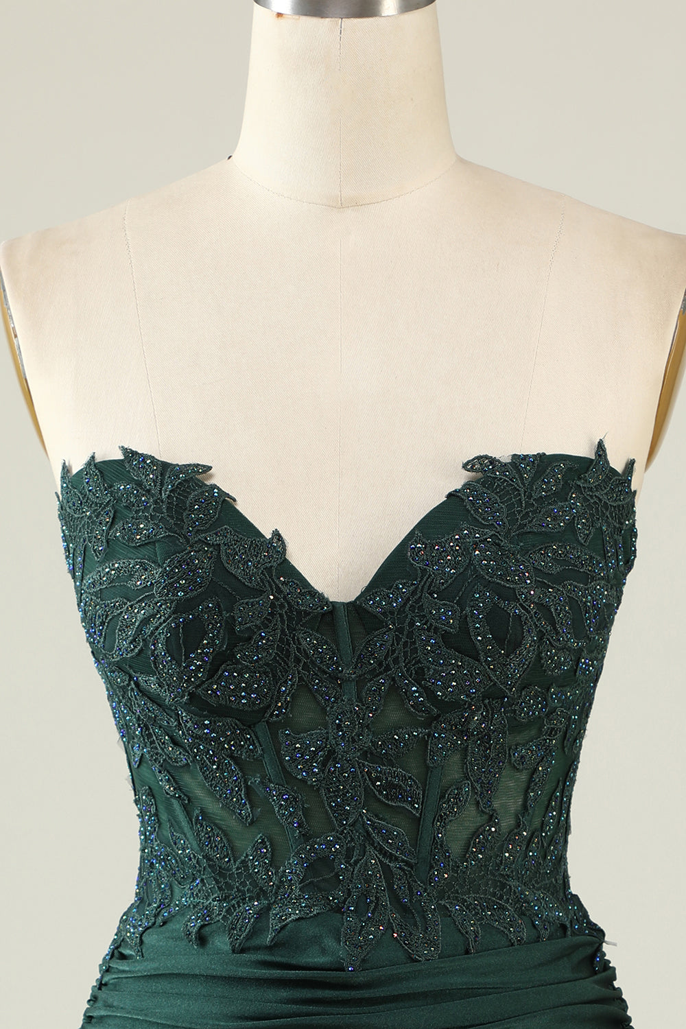 Dunkelgrünes, figurbetontes, trägerloses, kurzes Homecoming-Kleid mit Applikationen und Perlen