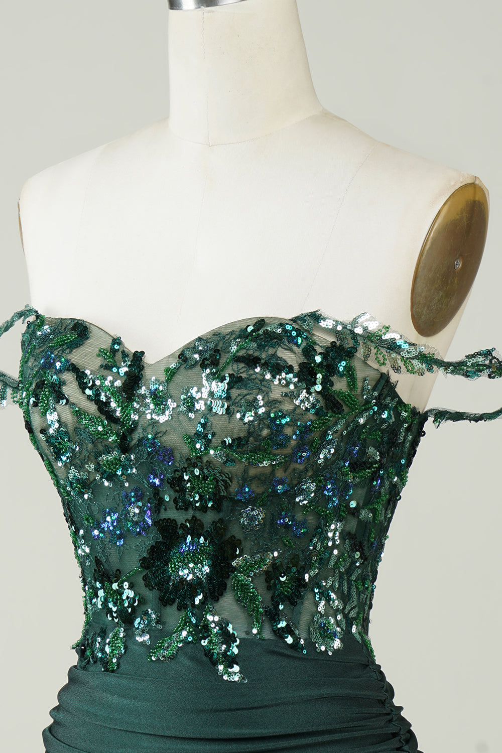 Robe fourreau noire unique, courte et à épaules dénudées, avec des appliques