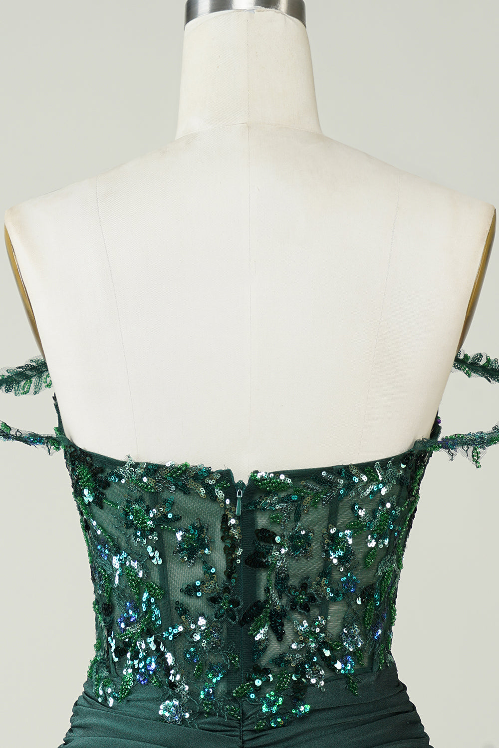 Robe fourreau noire unique, courte et à épaules dénudées, avec des appliques