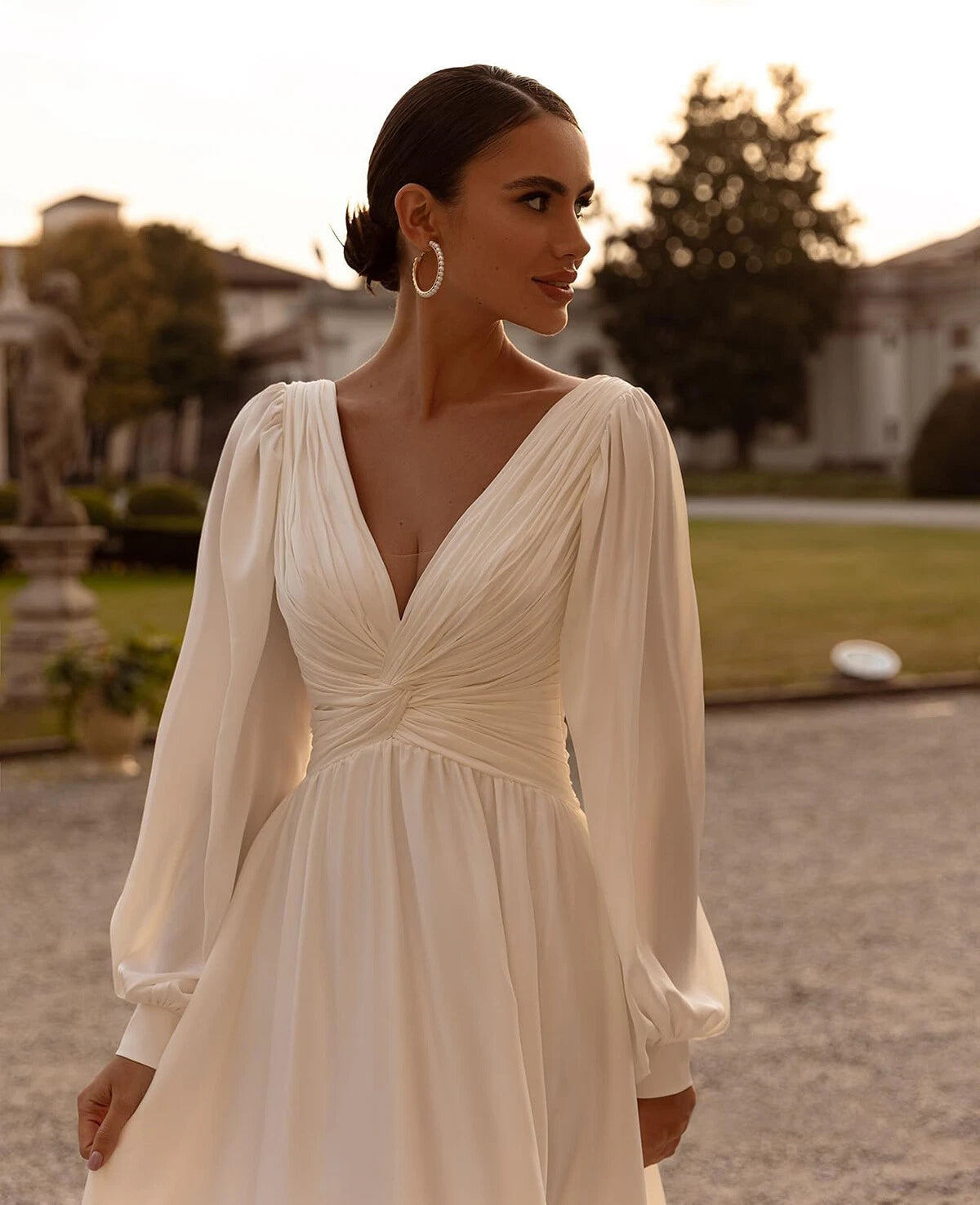 Blaues Neckholder-Abschlussballkleid mit Plissee und Ausschnitten aus Satin in A-Linie