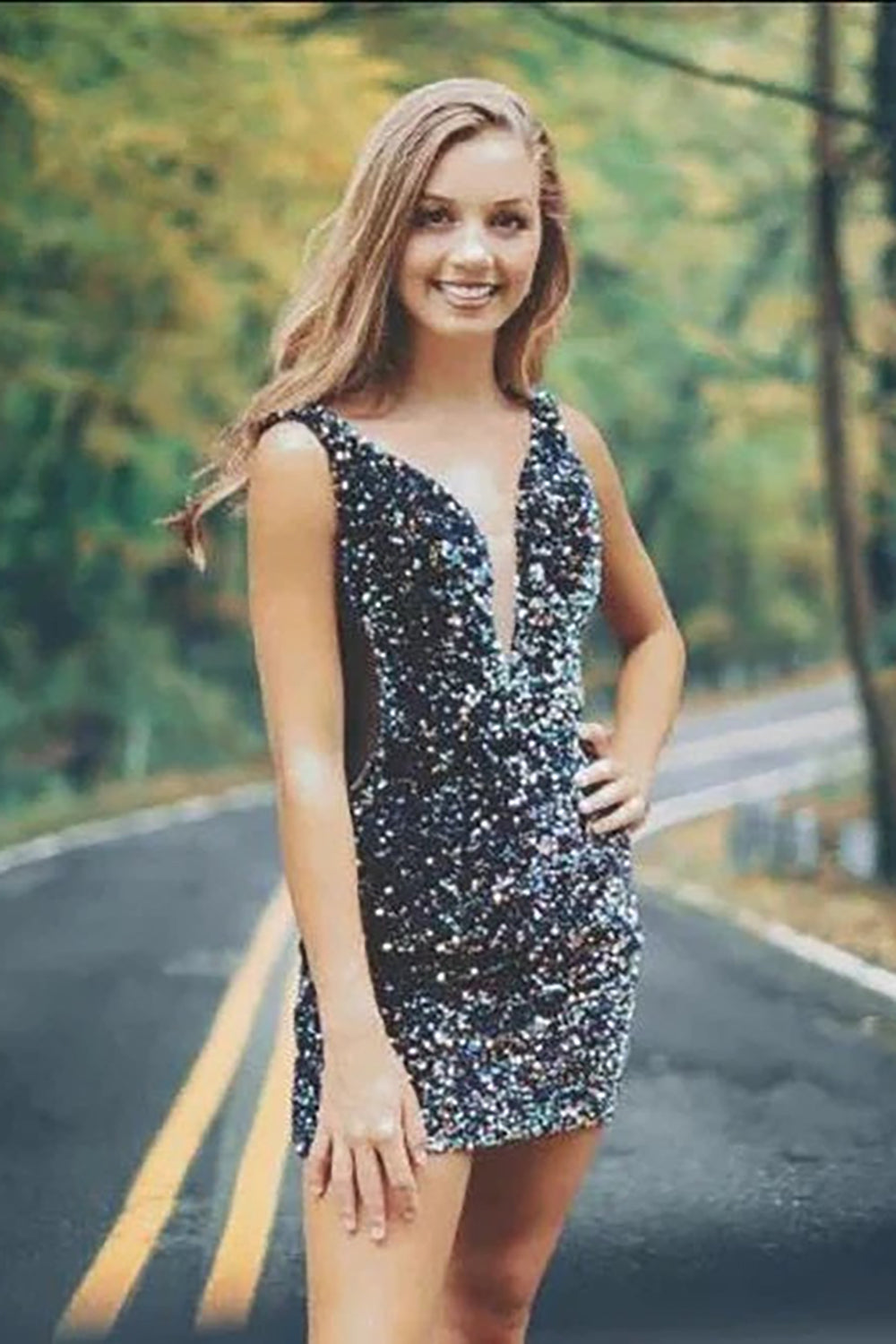 Glitzerndes, figurbetontes, kurzes Homecoming-Kleid mit V-Ausschnitt und Pailletten